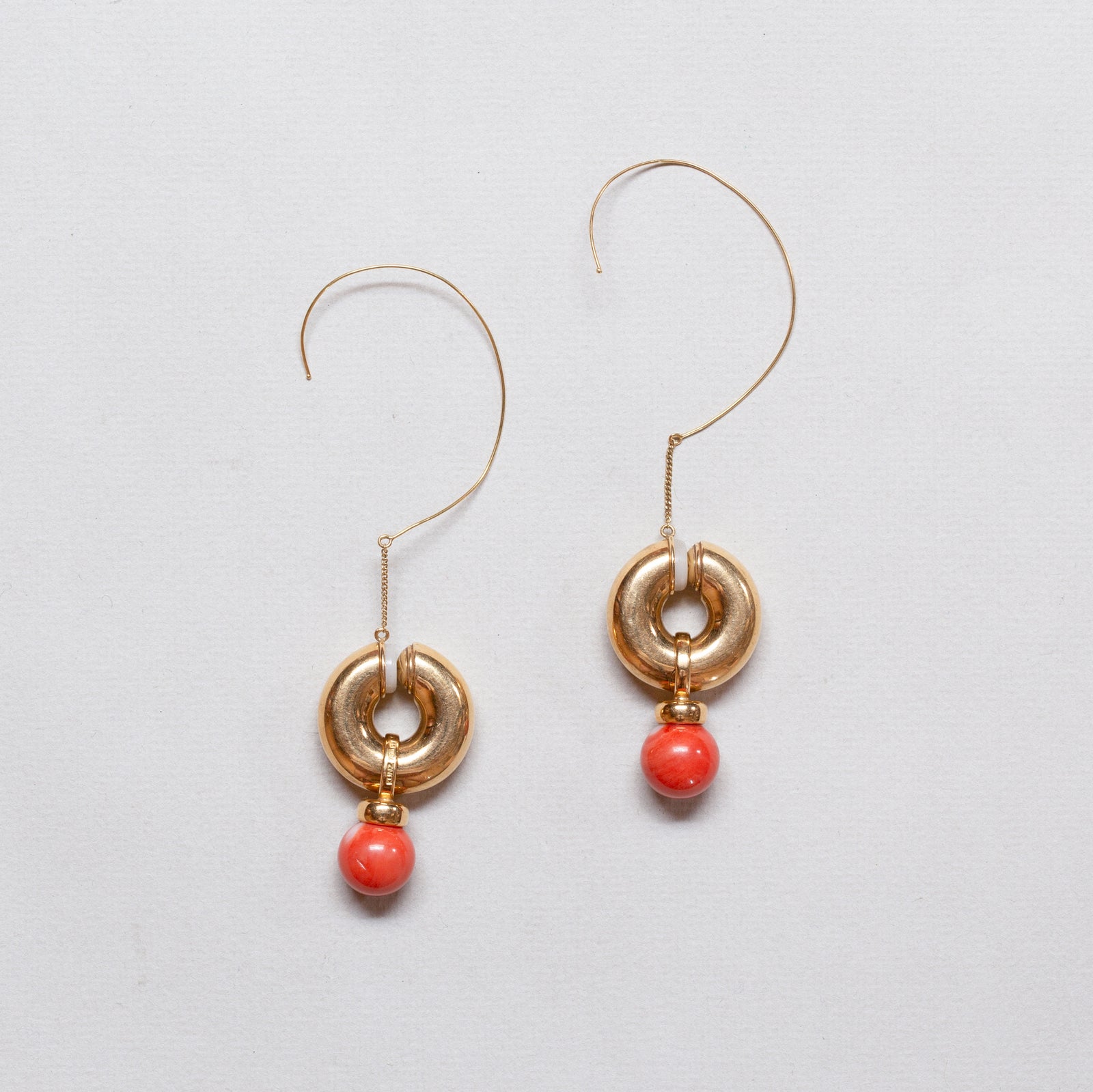 AN UNUSUAL PAIR OF 18ct Gold Clip Hoop Earrings with Coral