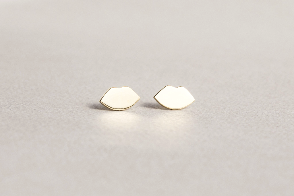 fantastically simple and intriguing lips studs made of gold plated silver