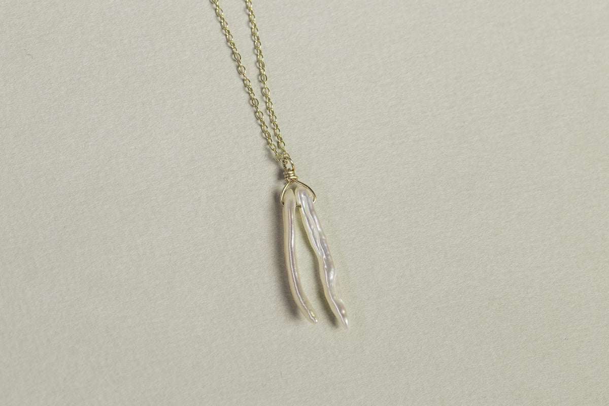 lustrous elongated pearl necklace by amazing Claire van Holthe