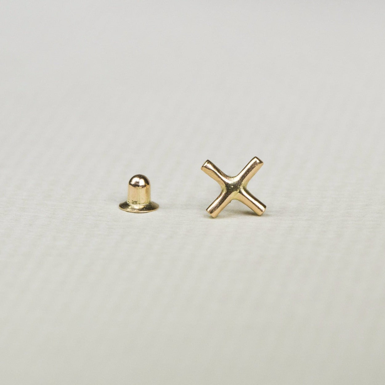 simple and adorable kiss stud in rose gold
